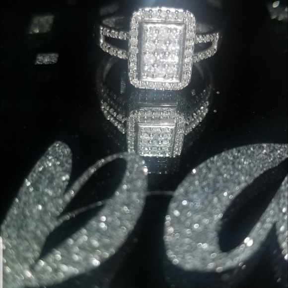 Beautiful 1/2 ctw 10k white gold engagement ring - Picture 4 of 8